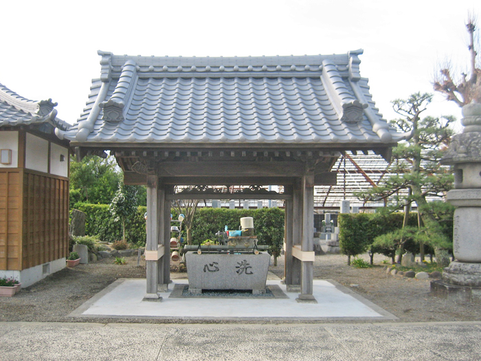 お寺の水屋に屋根を設置 従来の山門を移設し補修